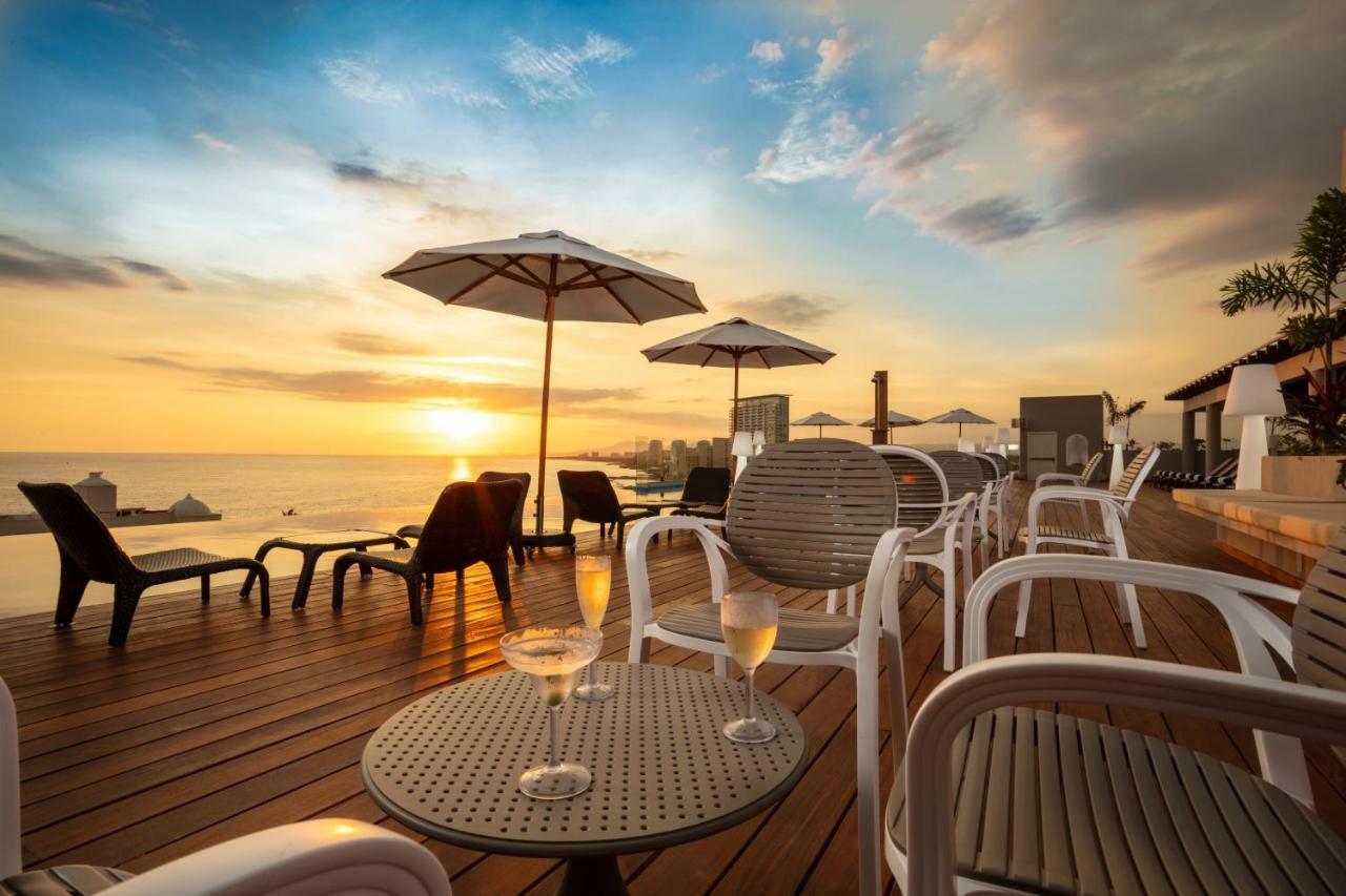 Crown Paradise Golden All Inclusive Resort - Adults Only Пуерто-Вальярта Екстер'єр фото Sunset at the pool deck